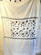 Zasłona ażurowa wycinana laserowo z kryształkami