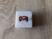 Pierścionek czerwony z motywem serc połączonych 