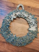 Turkusowy wianek ceramiczny handmade z gwiazdami – unikatowa dekoracja
