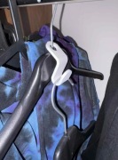 Sprytny łącznik do wieszaków – więcej miejsca w szafie