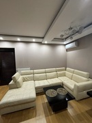 Duża kanapa skórzana.