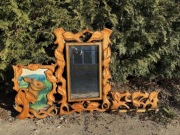 Lustro myśliwskie drewniane z okresu PRL z wieszakiem i płaskorzeźbą.