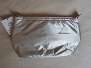 Nowa kosmetyczka Calvin Kleina CK One (srebrna)