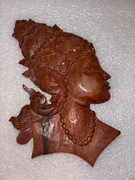 Drewniana płaskorzeźba z Laosu. Głowa kobiety