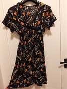 Czarna sukienka w kwiaty