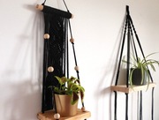 Kwietnik z koralami, makrama półka