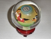 przycisk do papieru szklana kula FENG SHUI rok konia malowana od wewnątrz