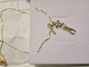 Łańcuszek z zawieszką para w uścisku .zawieszka miłość