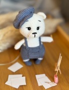 Mały miś Malarz handmade na szydełku - figurka 14cm