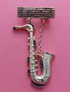 Radziecka broszka w kształcie saksofonu, wykonana w ZSRR w latach 70. XX w.