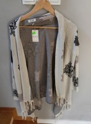 Sweter o luźnym trójkątnym  kroju, rozm M -L 40