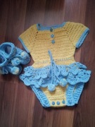 Ręcznie robione bawełniane body z bucikami dla niemowlaka. Rozmiar 80 cm  