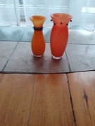 Dwa pomarańczowe flakoniki szklane