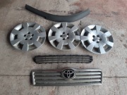 Kołpaki , halogeny , kratka Toyota Avensis