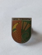 Herb gmina Domaniów 2 ciemniejszy przypinka pin odznaka wpinka