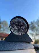 TOYOTA – Dekoracja 3D z żyłkami | Designerska ozdoba na biurko lub półkę