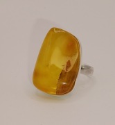 Srebrny pierścionek z bursztynem