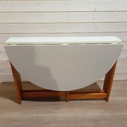 Stół drewniany rozkładany owalny.