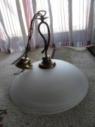 Mosiężna lampa wisząca, sufitowa z dużym mlecznym kloszem, lata 70-te