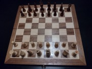 Szachy drewniane, małe, podróżne, 29.5 x 29.5 po rozłożeniu
