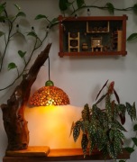 Drewniana lampa handmade z kloszem z prawdziwych bursztynów 