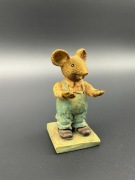 Figurka kolekcjonerska przedstawiająca mysz w ogrodniczkach