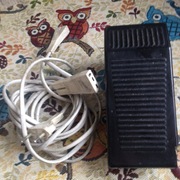 Pedał maszyny szyjącej wraz z kablem.