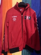 Czerwona bluza hummel