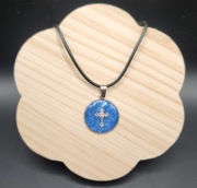 Niebieski naszyjnik z krzyżem z żywicy ręcznie wykonany