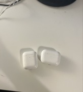 Słuchawki Apple AirPods 2 i Apple AirPods Pro
