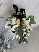 Wyjątkowa kompozcyja nagrobna z konikiem na biegunach