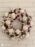 Wianek na drzwi ze sztucznych kwiatów 