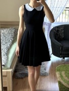 Rozkloszowana sukienka z kołnierzykiem