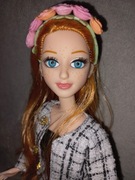 Rudo-włosa z rzęsami koleżanka lalki Barbie i Ken