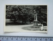 Warszawa.Rzeżba w parku - małe niepowtarzalne foto 6 x 9 cm