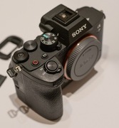 Sony A7 IV, używ., gw. do 12.2026, przebieg ~8 tys. +2 aku, karta CFEx 80GB