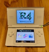 Nintendo DS lite + R4 Revolution + Etui + rysiki (na palec) + zasilacz