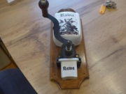 Replika starego młynka ściennego do kawy.