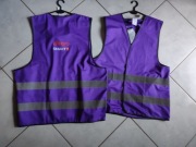 fioletowa kamizelka ostrzegawcza z logo Allegro Smart