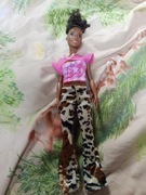 Lalka Barbie ciemnoskóra z płaskostopiem i kręconymi włosami 