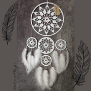 Łapacz snów z czerwonymi koralikami 