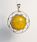 Srebrny wisiorek z bursztynem