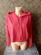 czerwona bluza z kapturem