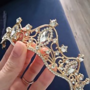 Złota korona z cyrkoniami, tiara.