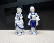 Porcelanowe figurki postacie dworu, para panna i panicz, komplet