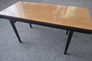 Stolik kawowy PRL vintage ława drewniana fornir retro salon. Ok 1960 r