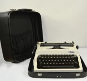 Walizkowa maszyna do pisania model 50 Erika Niemcy 1976 r.