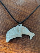 Naszyjnik z delfinem wykonanym z masy perłowej