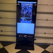 Kiosk multimedialny dotykowy 55’