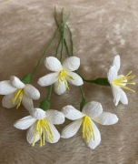 Sztuczne kwiatki, kwiaty z krepiny na łodyżce, 1szt, lilia kolor biały